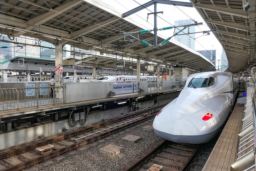 Shinkansen at Tokyo Station platform