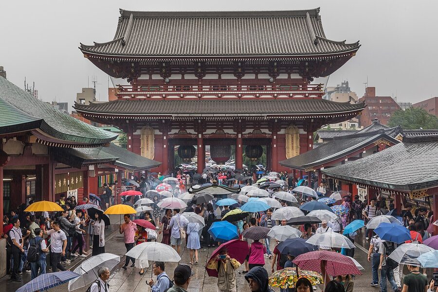 Hozomon Gate with umbrellas on a rainy day