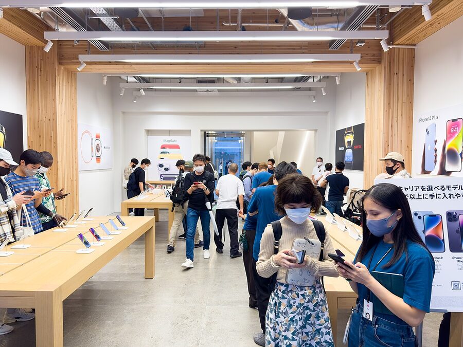 Apple Store Ginza side view