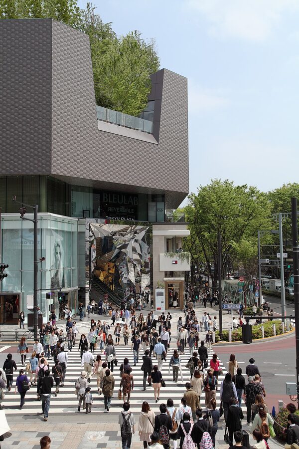 Tokyu Plaza Omotesando mirror entrance with polyhedral panels