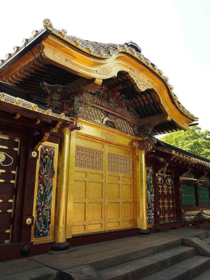 Stone lanterns lining the approach to Ueno Tōshō-gū