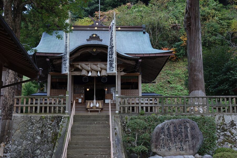 Suga Shrine approach path